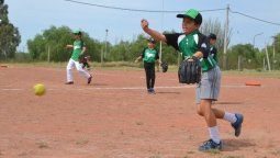 El sóftbol tiene actividad con batazos para todos los gustos