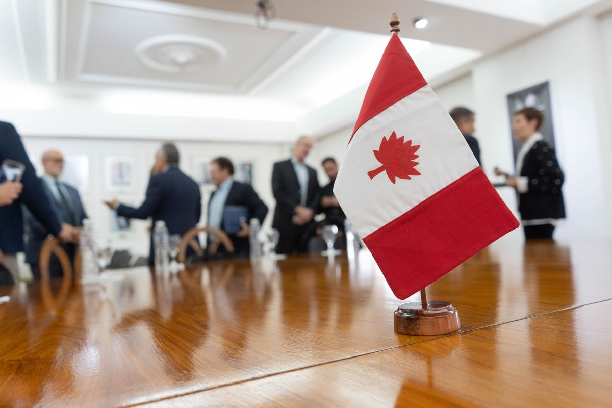 Los canadienses llegaron a Casa de Gobierno con su bandera. Los canadienses llegaron a Casa de Gobierno con su bandera.