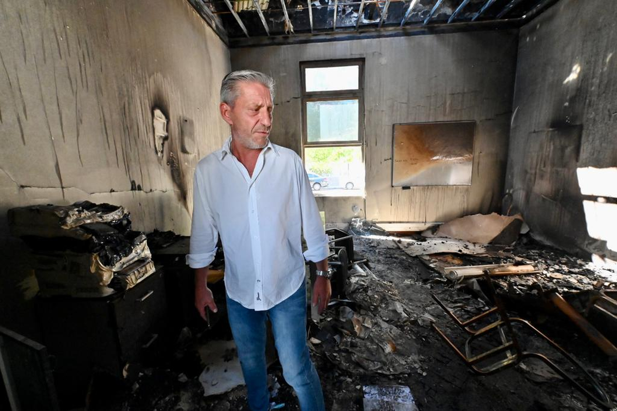 Ex gobernador de Chubut Mariano Arcioni, después de que grupos antimineros le incendiaron la Casa de Gobierno, en diciembre de 2021. Ex gobernador de Chubut Mariano Arcioni, después de que grupos antimineros le incendiaron la Casa de Gobierno, en diciembre de 2021.