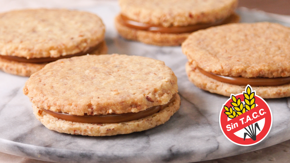 Esta sencilla receta de alfajores de almendra y dulce de leche de coco sin TACC es muy fácil de preparar.