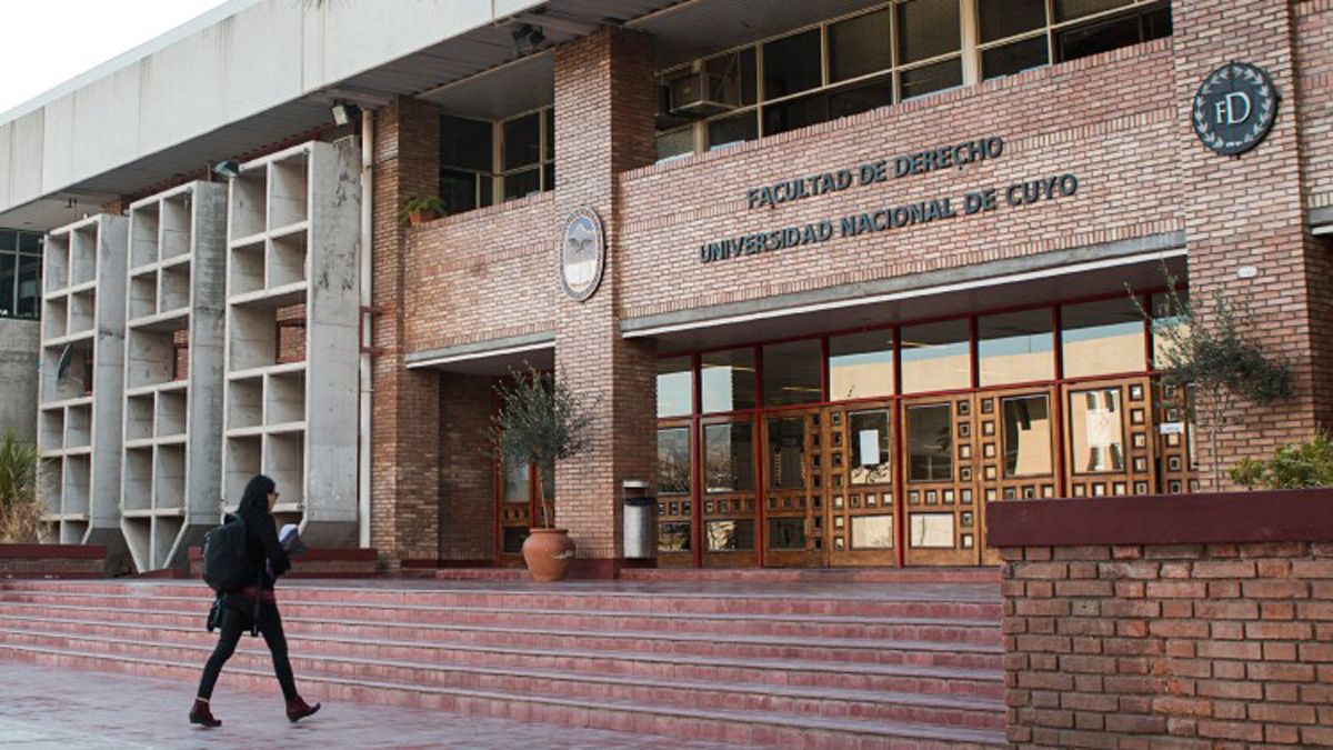 Durante la clase virtual de una materia de Derecho de la UNCuyo se originó una agresión verbal e ideológica de un usuario hacia una estudiante que estaba exponiendo sobre la Ley de Sufragio Femenino.