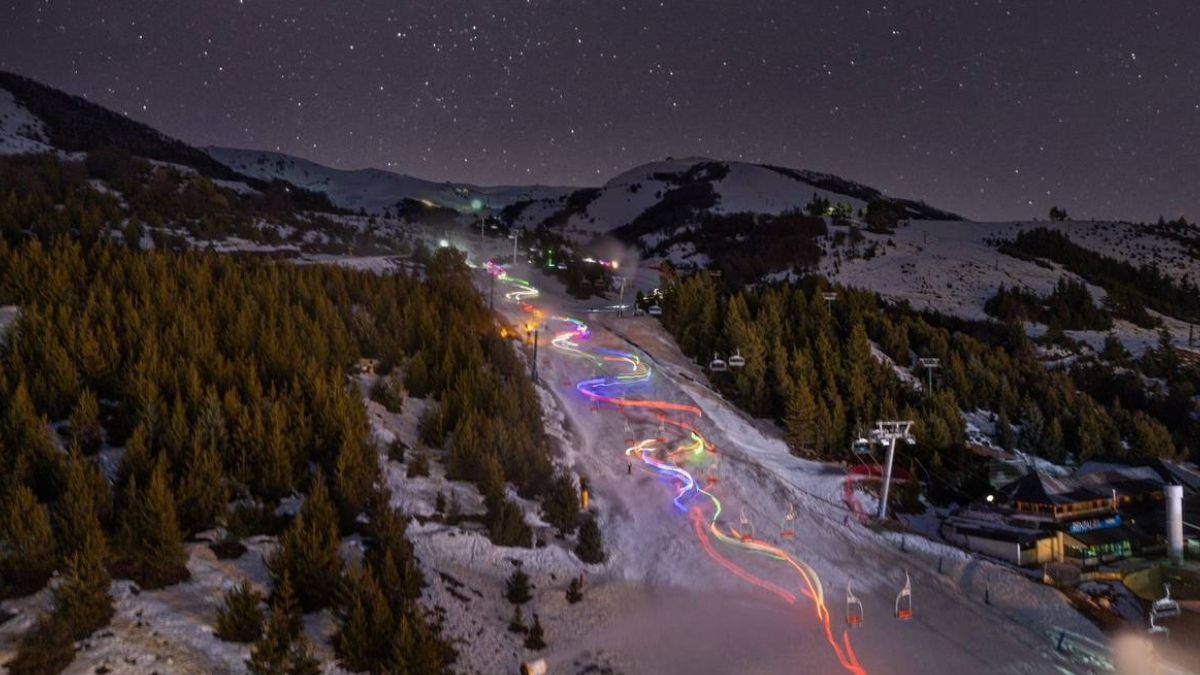 Bajada de luces desde el cerro Catedral. (Foto: @omarfuenteslu1 vía Twitter) Bajada de luces desde el cerro Catedral. (Foto: @omarfuenteslu1 vía Twitter)