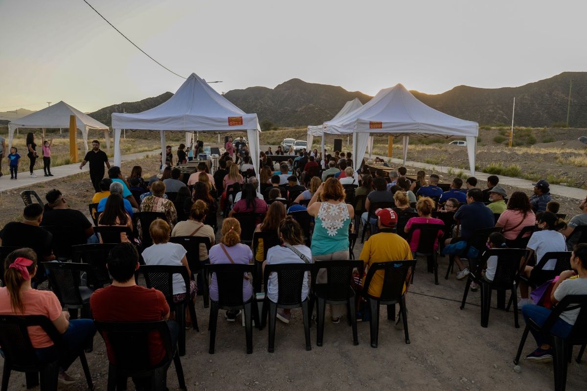 Los vecinos beneficiados con las obras de urbanización.