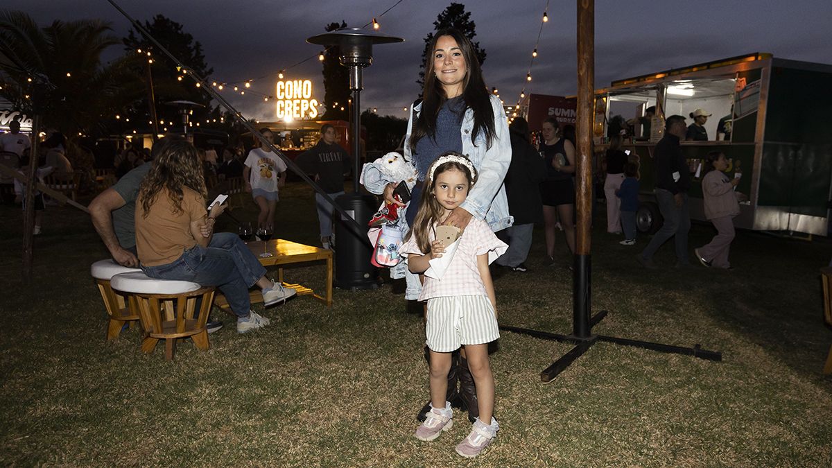 María Ángeles junto a la pequeña Paz. María Ángeles junto a la pequeña Paz.