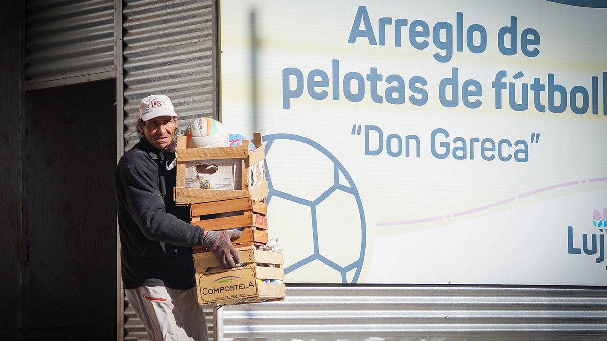 La Municipalidad de Luján de Cuyo le cedió un pequeño espacio para depósito a Robles, y ya piensa en ponerle su tallercito bajo techo y al abrigo de las inclemencias del tiempo. La Municipalidad de Luján de Cuyo le cedió un pequeño espacio para depósito a Robles, y ya piensa en ponerle su tallercito bajo techo y al abrigo de las inclemencias del tiempo.