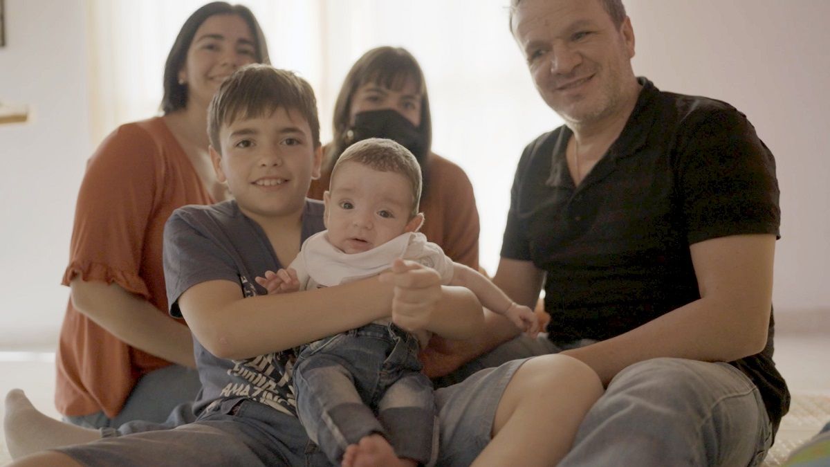 Eluney con tan solo 6 meses de vida para recibir un trasplante de médula ósea, el donante fue su hermano Neuén.