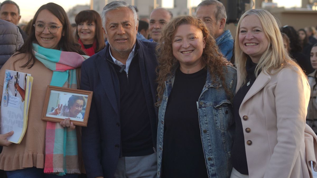 Alfredo Cornejo entregó viviendas en San Martín. Lo acompañó la vicegobernadora Hebe Casado. Alfredo Cornejo entregó viviendas en San Martín. Lo acompañó la vicegobernadora Hebe Casado.