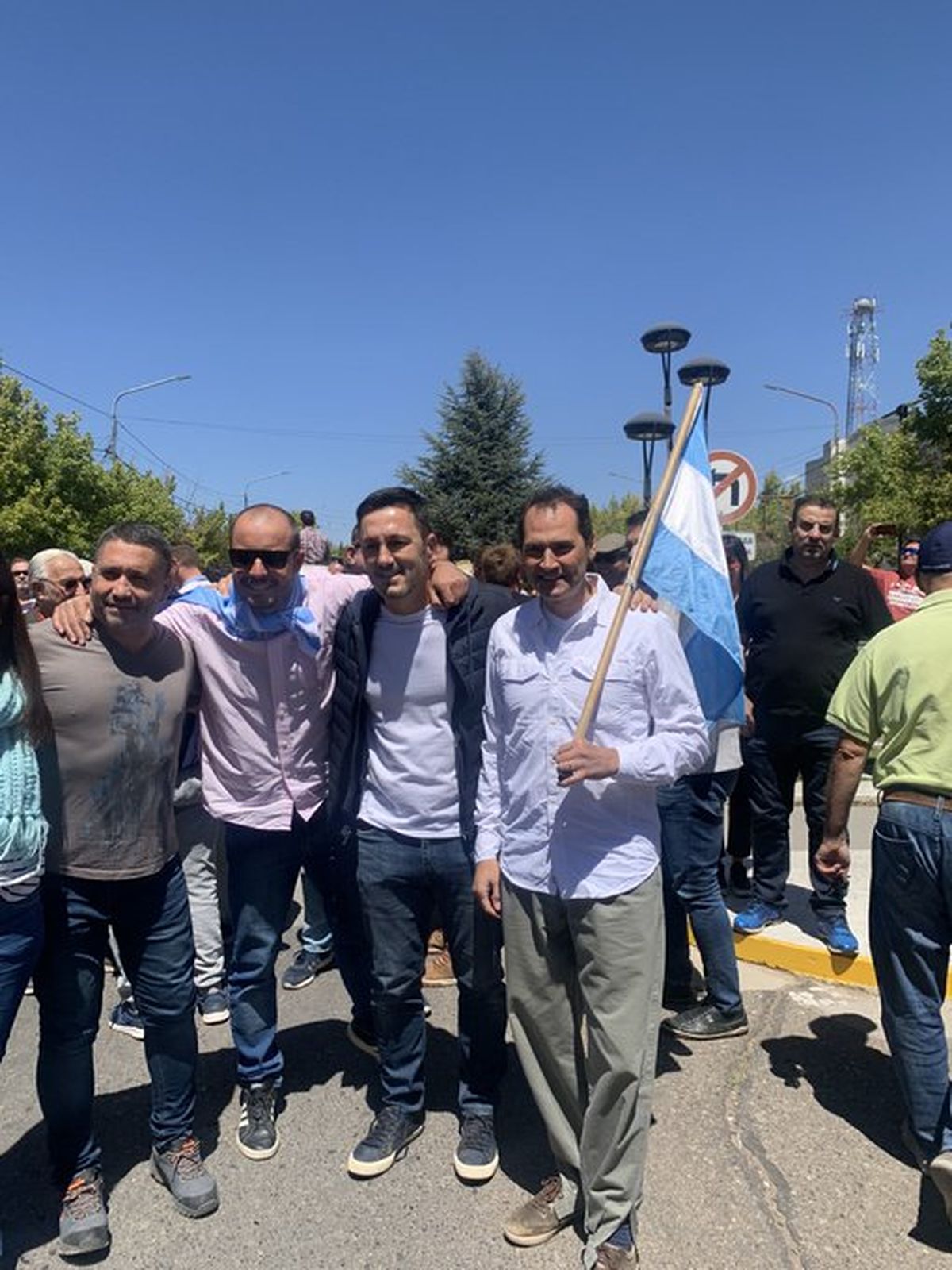 El alvearense Andrés Vavrik, Luis Petri y Mauricio Badaloni en el reclamo por la cesión de terrenos de Malargüe a mapuches.