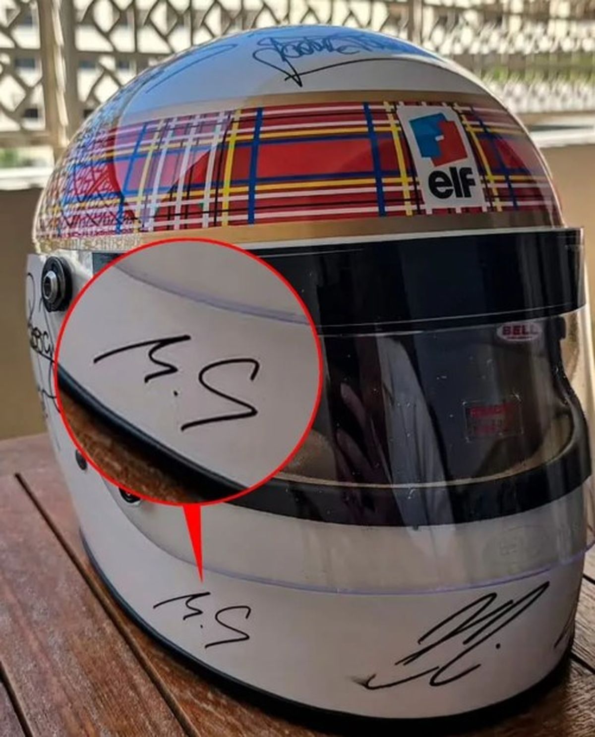 El casco que fue firmado por Michael Shumacher. El casco que fue firmado por Michael Shumacher.