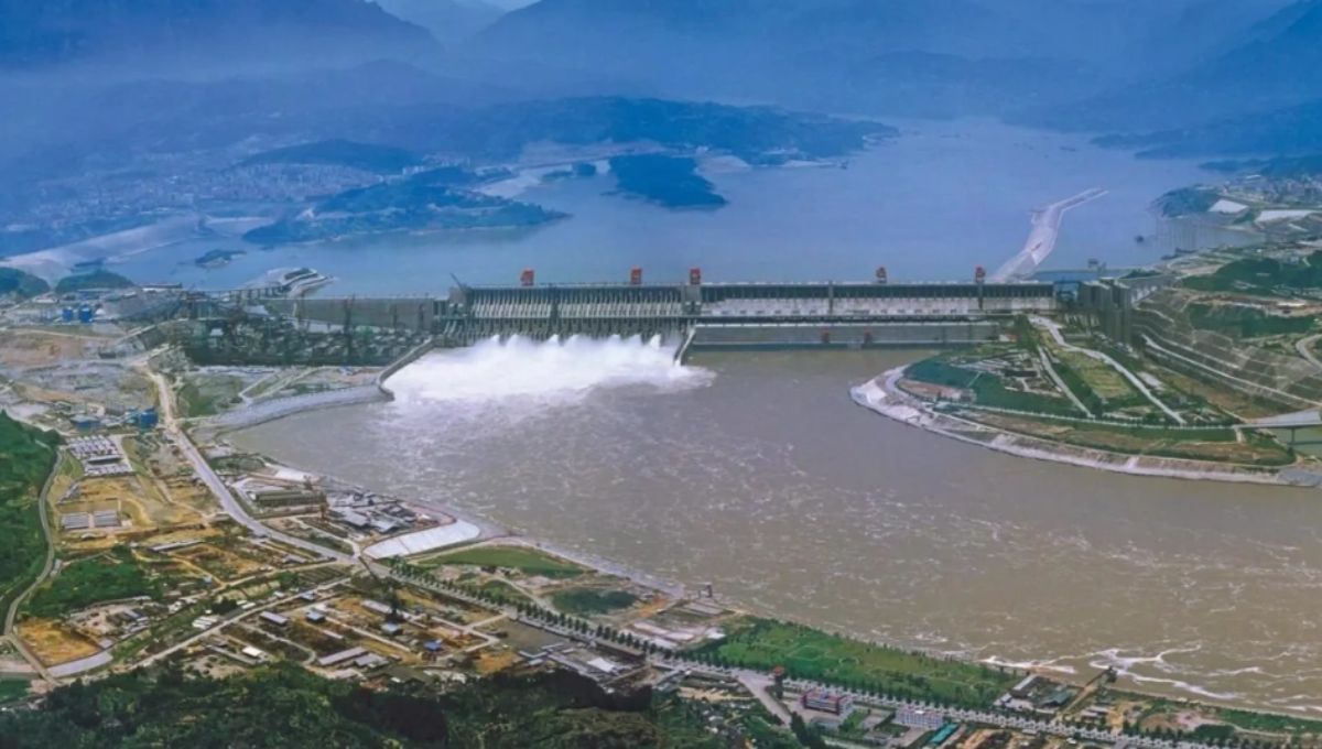 La Presa de las Tres Gargantas es notable por ser la central hidroeléctrica más grande del mundo, capaz de generar suficiente energía para millones de personas La Presa de las Tres Gargantas es notable por ser la central hidroeléctrica más grande del mundo, capaz de generar suficiente energía para millones de personas 