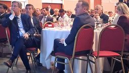 Emir Félix de un lado; Alfredo Cornejo del otro. El festejo se repartió en San Rafael. Imagen de archivo.