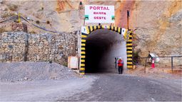 El ingreso a la mina subterránea de oro y plata Carbonatos Profundos, aledaña a la mina Gualcamayo ubicada en San Juan. El ingreso a la mina subterránea de oro y plata Carbonatos Profundos, aledaña a la mina Gualcamayo ubicada en San Juan.