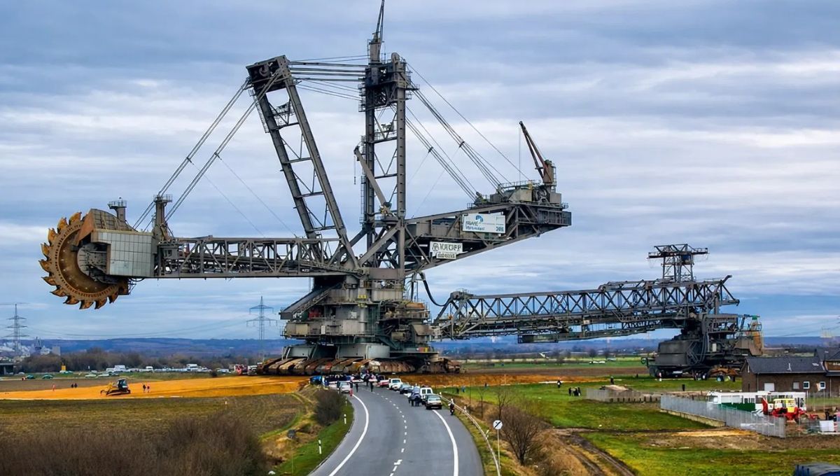 Con casi 100 metros de altura, esta colosal excavadora alemana es una de las máquinas más impresionantes jamás construidas.