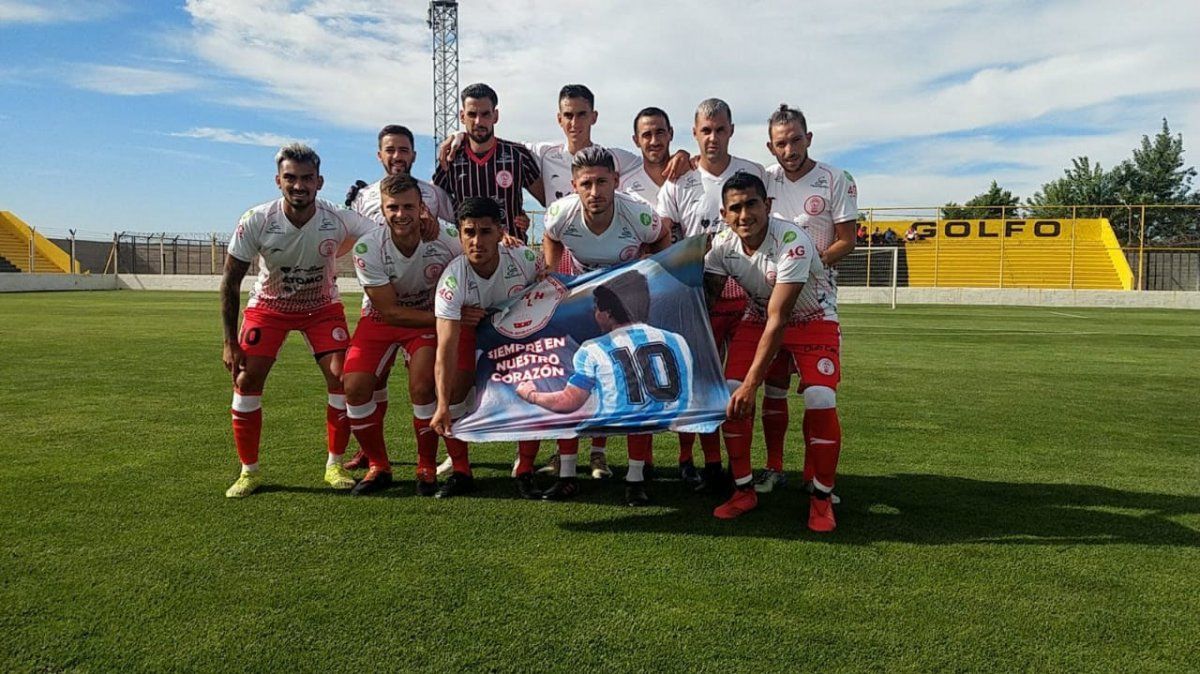 Los jugadores de Huracán Las Heras le rindieron un homenaje a Maradona.