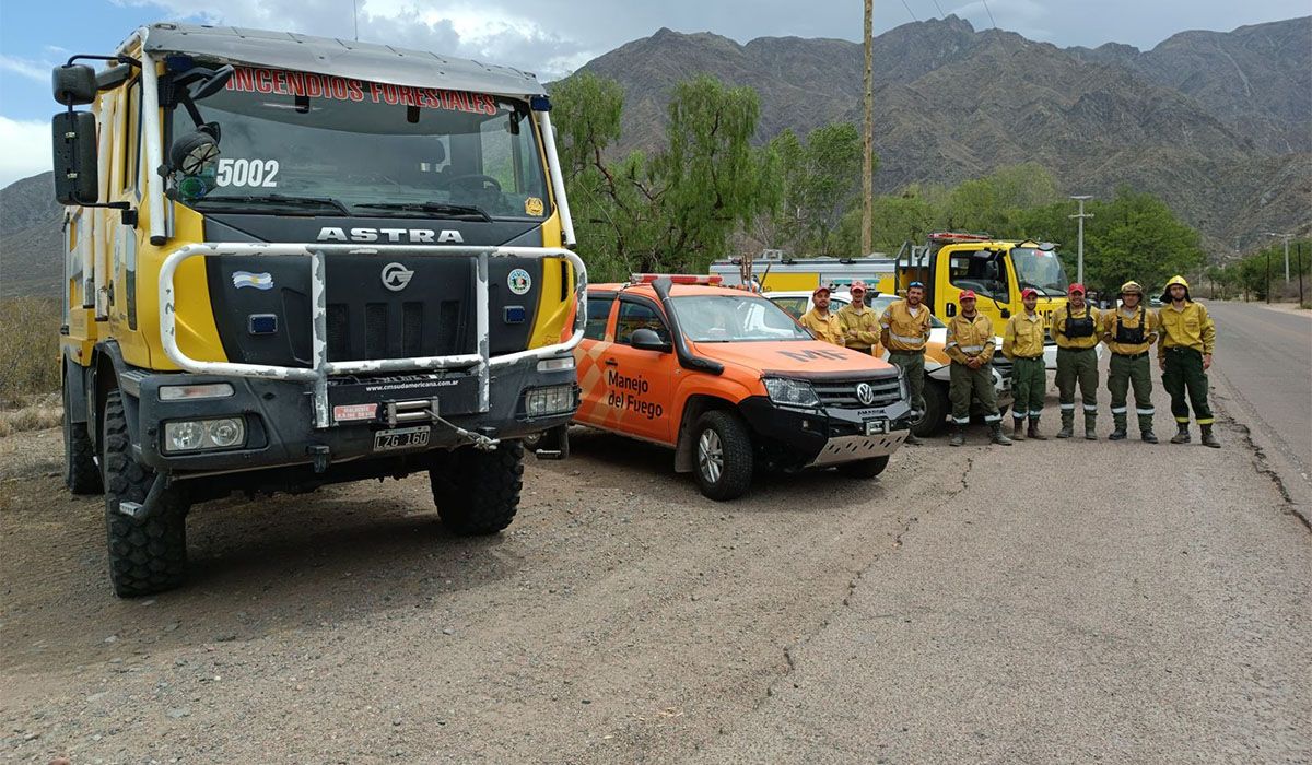 Los equipos que desde Mendoza están a disposición para combatir los incendios en Chile.
