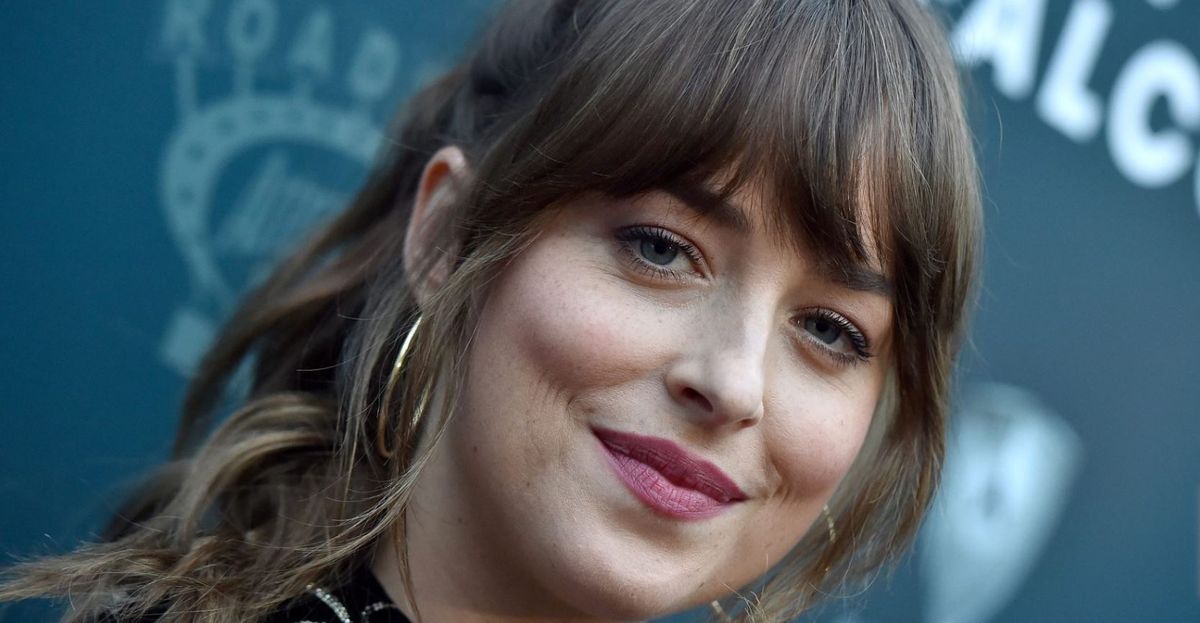 Streaming. La bella Dakota Johnson se luce en Netflix con un film de época.