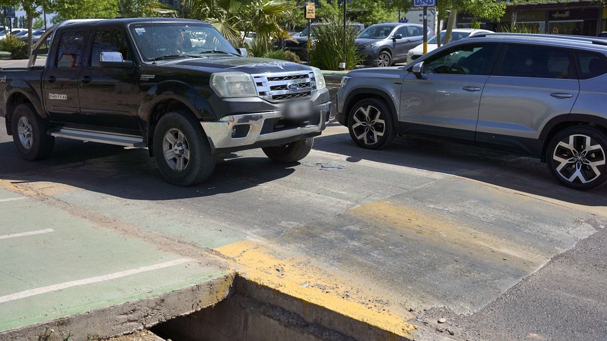 Los lomos de burro en el ingreso al centro comercial de la calle Boedo de Maipú: si va distraído, considere una visita directa a su mecánico de confianza. Adiós al tren delantero. 