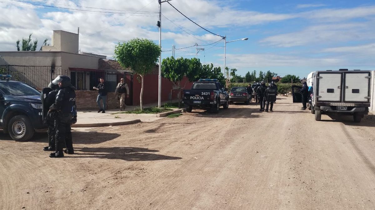 Fueron 11 allanamientos en simultáneo en Ugarteche y Perdriel para encontrar a los autores de los robos en fincas y bodegas de Luján. Fueron 11 allanamientos en simultáneo en Ugarteche y Perdriel para encontrar a los autores de los robos en fincas y bodegas de Luján.