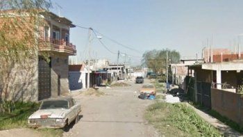 Un llamado al 911 alertó sobre los tiros y policías encontraron el cadáver tirado en la calle