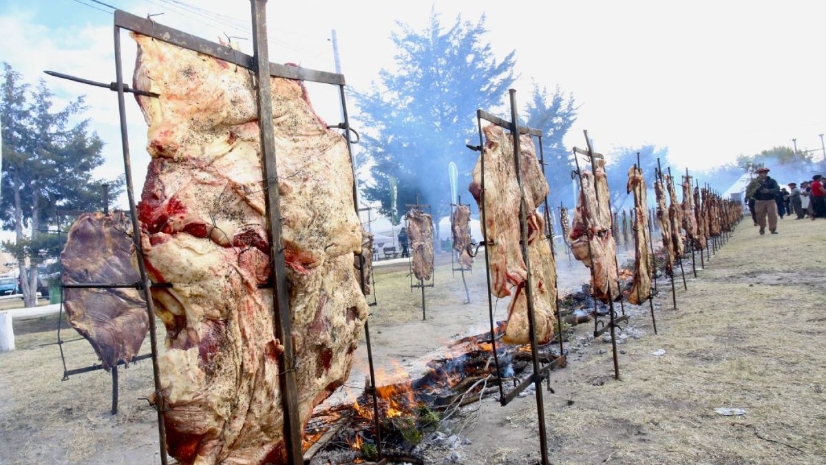 Los tradicionales costillares a la llama de la Fiesta de la Ganadería. Los tradicionales costillares a la llama de la Fiesta de la Ganadería.