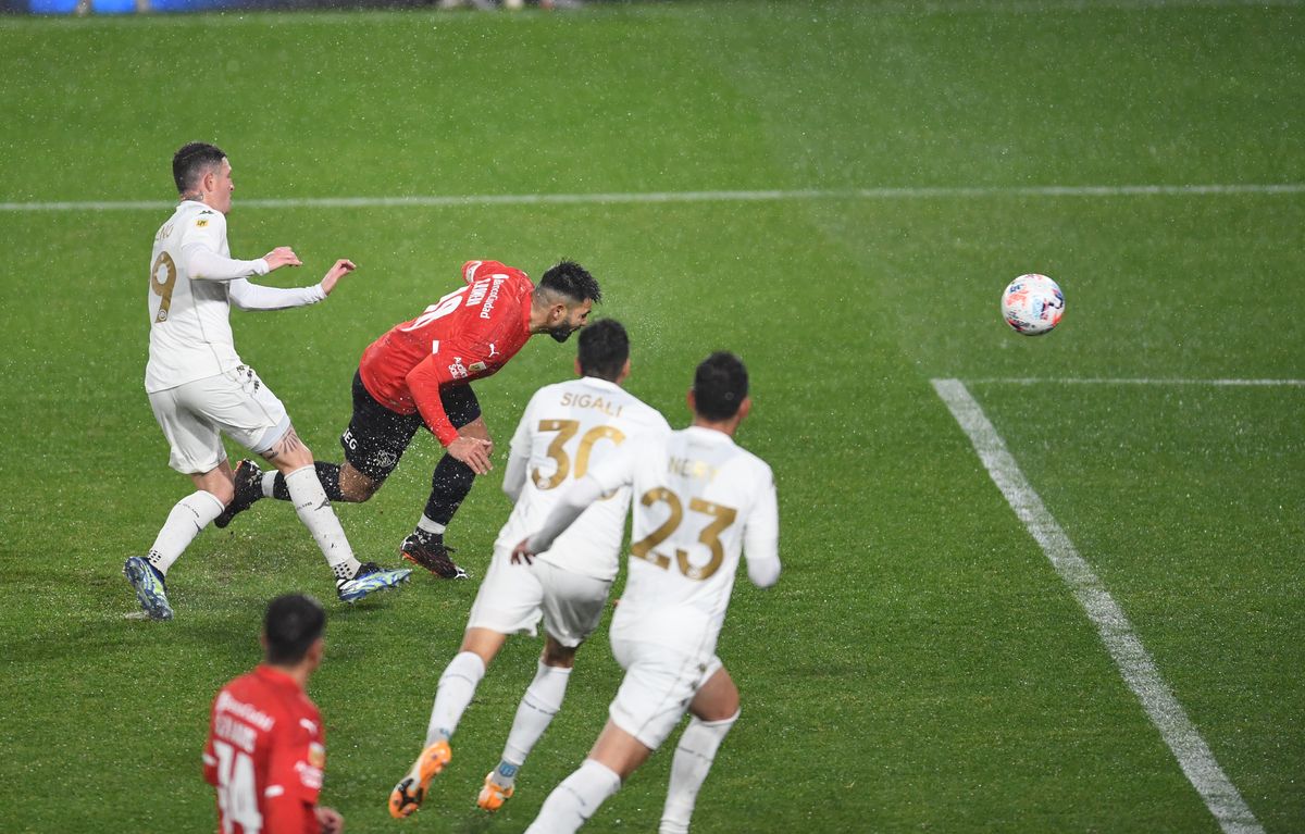 Silvio Romero cabecea para que Independiente le gane a Racing y sea puntero.