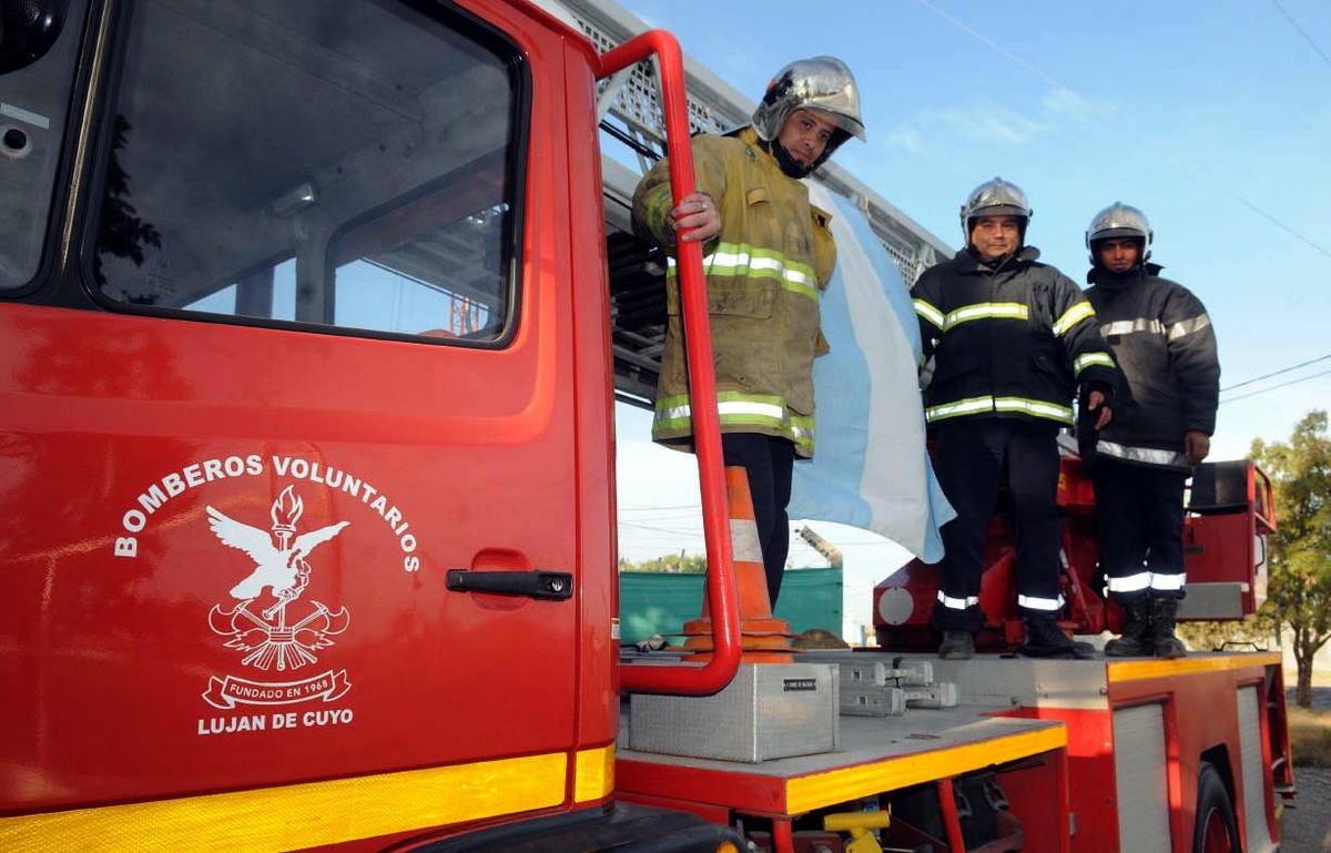 Bomberos de Luján trabajaron en el caso del incendio en una casa del barrio El Mirador. Bomberos de Luján trabajaron en el caso del incendio en una casa del barrio El Mirador.
