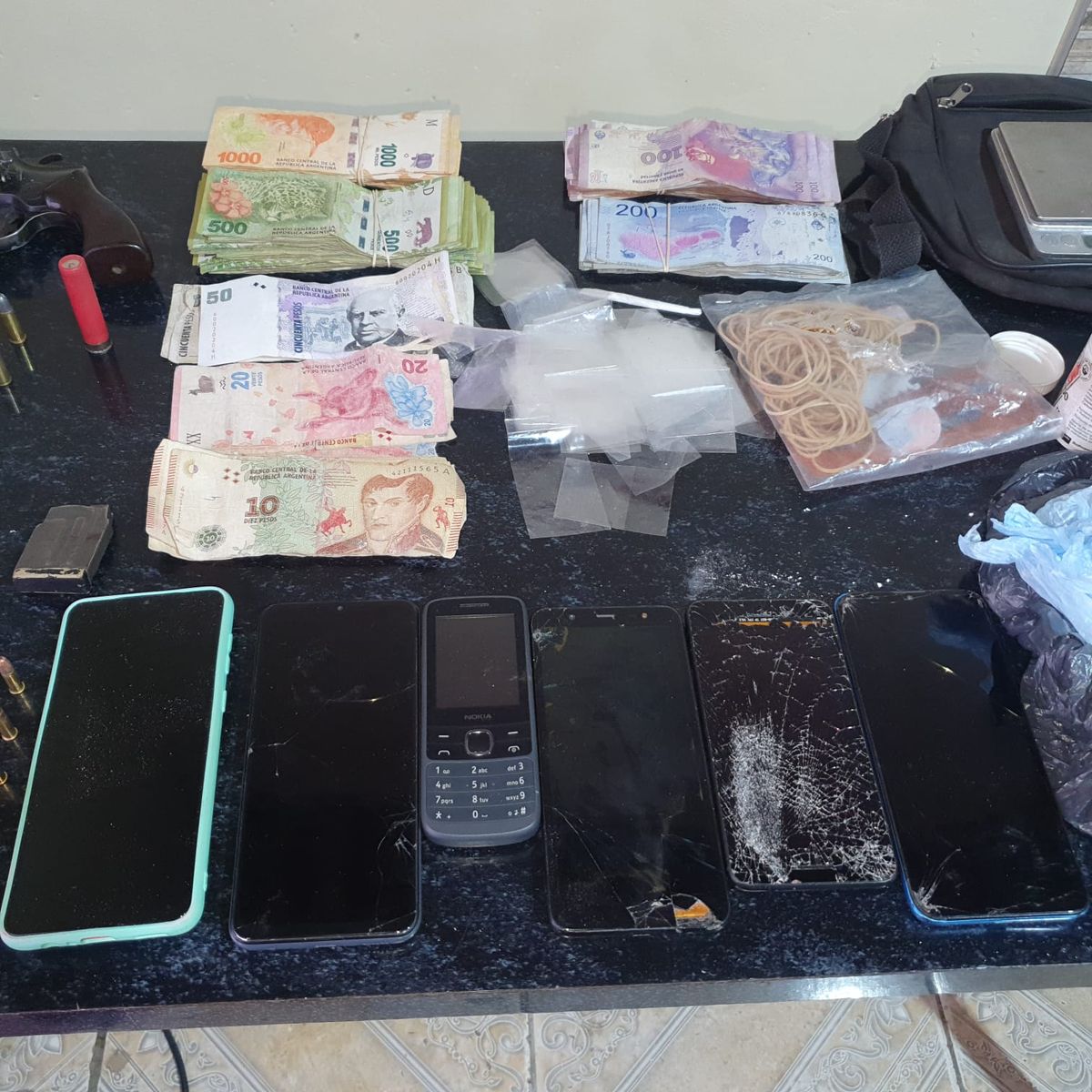 Parte de los elementos secuestrados en diversos allanamientos en el barrio Santa Teresita de Las Heras.