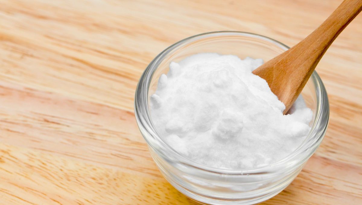 Usa bicarbonato para eliminar malos olores en la tela del sillón. Usa bicarbonato para eliminar malos olores en la tela del sillón.