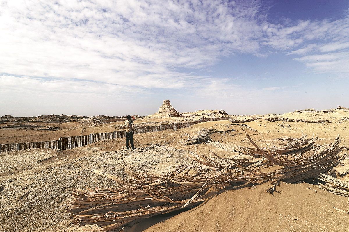 Un miembro del puesto de protección de reliquias culturales patrulla el sitio de la antigua ciudad de Loulan en la Región Autónoma Uygur de Xinjiang en julio. ZOU HONG / CHINA DAILY .