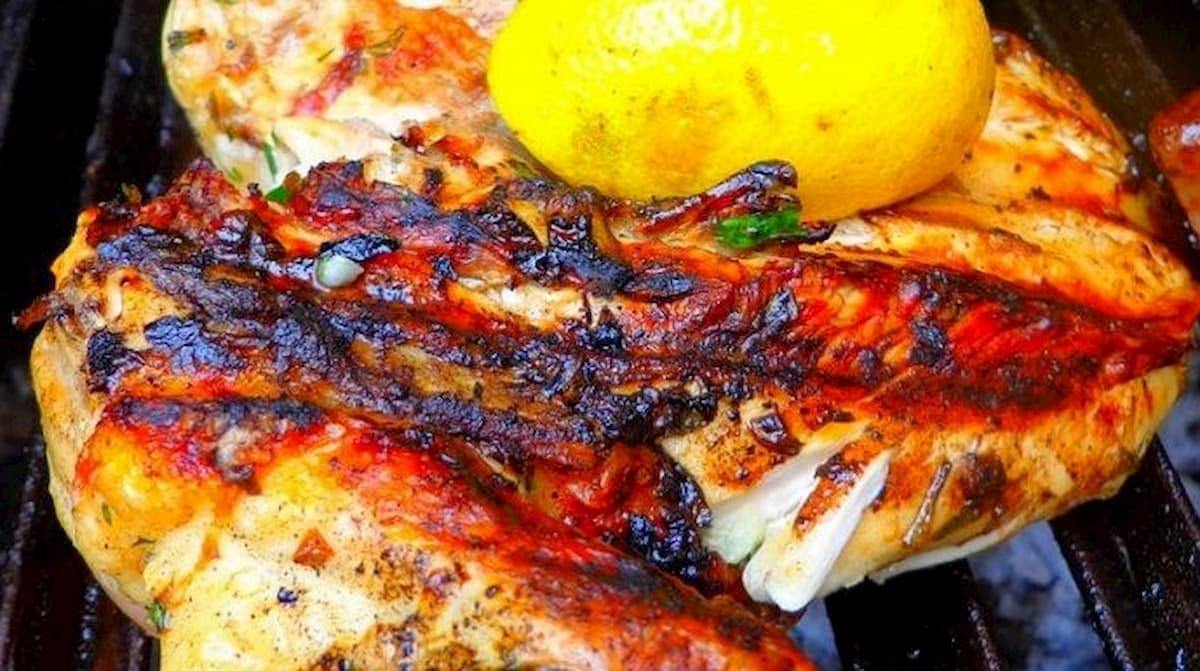 La receta del pollo a la parri con manteca de hierbas que se desarma. La receta del pollo a la parri con manteca de hierbas que se desarma.