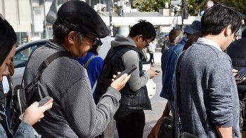 Los peatones absortos en sus celulares son el nuevo peligro en las calles de Tokio