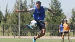 ¿Tevez será suplente? La primera práctica con pelota abrió la incógnita