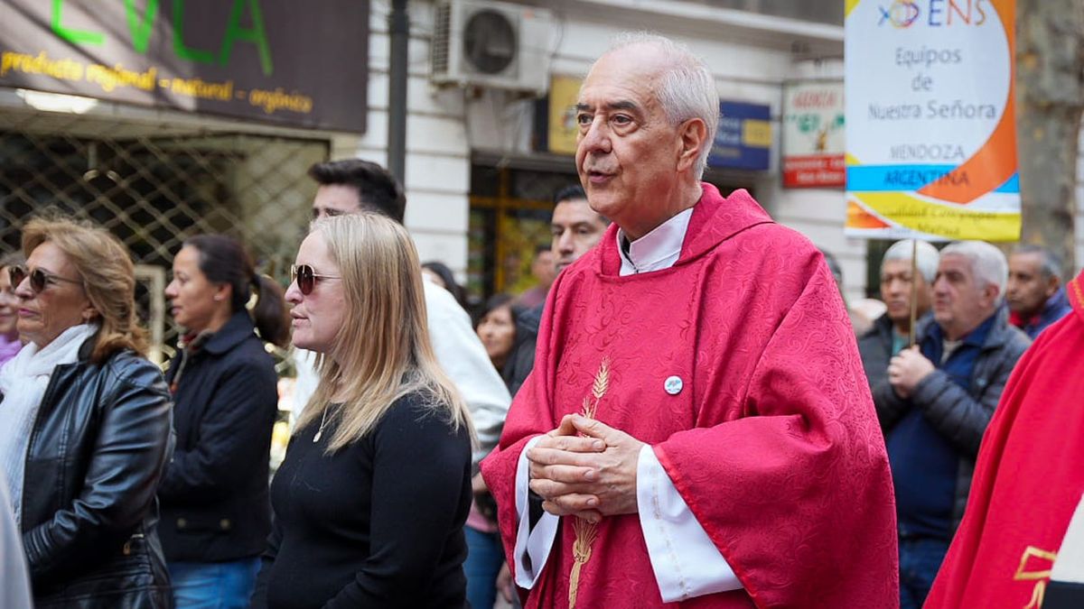 El padre Marcelo De Benedectis, quien brindó un mensaje de paz y esperanza, junto a la rectora de la UNCuyo, Esther Sanchez, y la vicegobernadora Hebe Casado. El padre Marcelo De Benedectis, quien brindó un mensaje de paz y esperanza, junto a la rectora de la UNCuyo, Esther Sanchez, y la vicegobernadora Hebe Casado.
