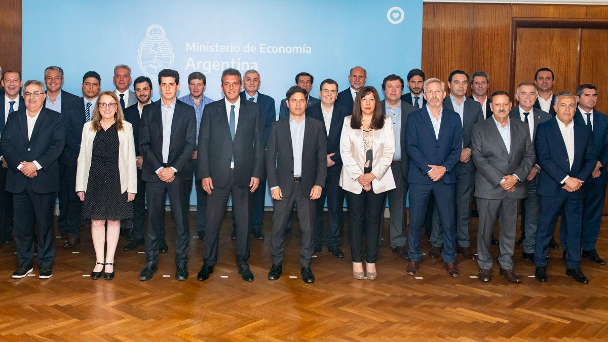 Cornejo presente. Al costado derecho de la foto se ve al gobernador electo de Mendoza.