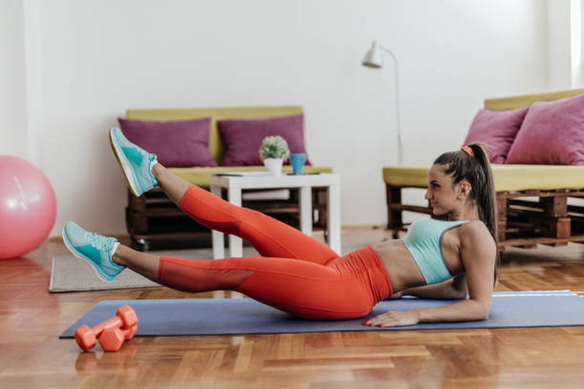 El aleteo de piernas es un ejercicio de pilates apto para todas las edades. El aleteo de piernas es un ejercicio de pilates apto para todas las edades.