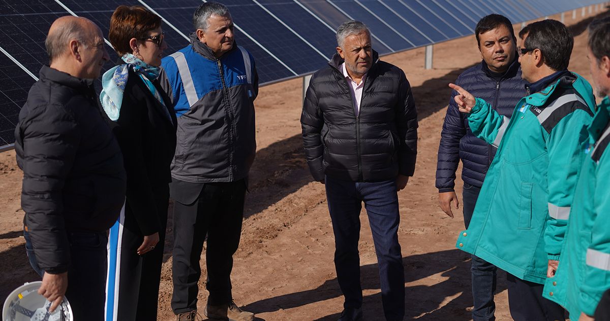 Alfredo Cornejo, la ministra Jimena Latorre, el CEO de YPF, Horacio Marín y el intendente de Las Heras, Francisco Lo Presti en la obra del parque solar El Quemado. Alfredo Cornejo, la ministra Jimena Latorre, el CEO de YPF, Horacio Marín y el intendente de Las Heras, Francisco Lo Presti en la obra del parque solar El Quemado.