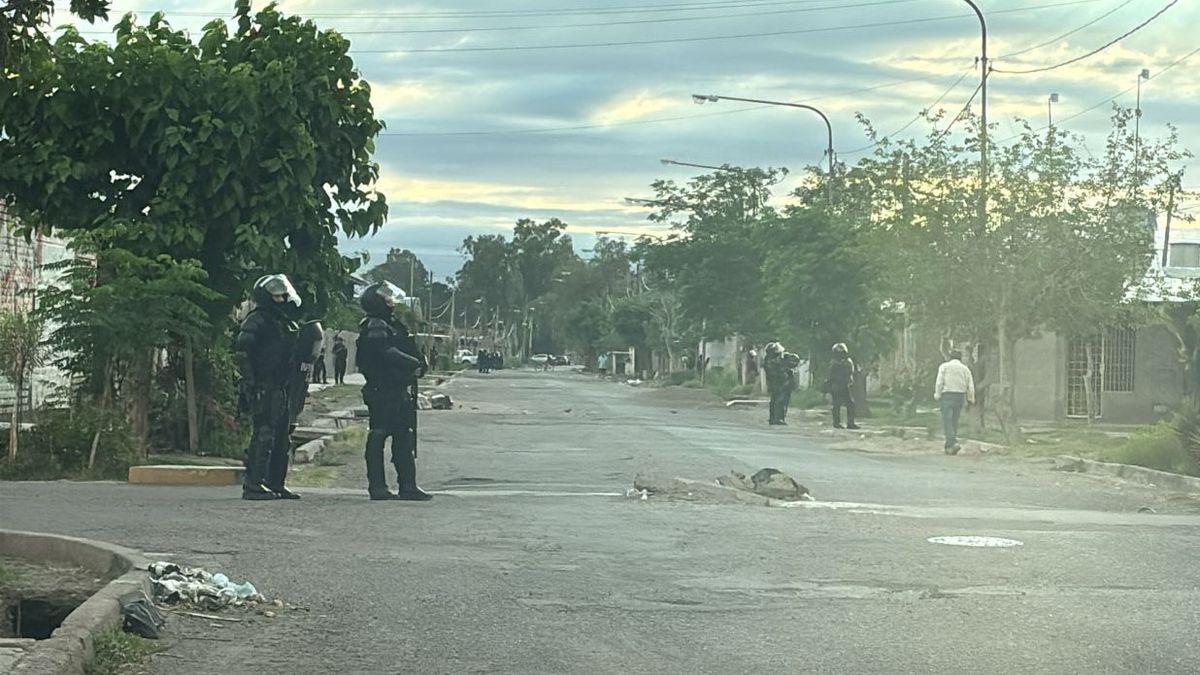 El mega operativo de la Policía provincial y Federal comenzó en la madrugada del miércoles en el barrio Santa Teresita. Foto Matías Pascualetti/ Radio Nihuil