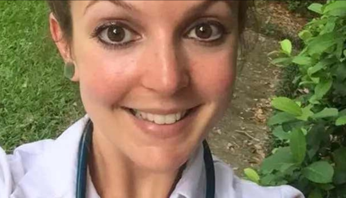 Llegó a su casa y encontró a su hijo de 15 años en la cama con su esposa