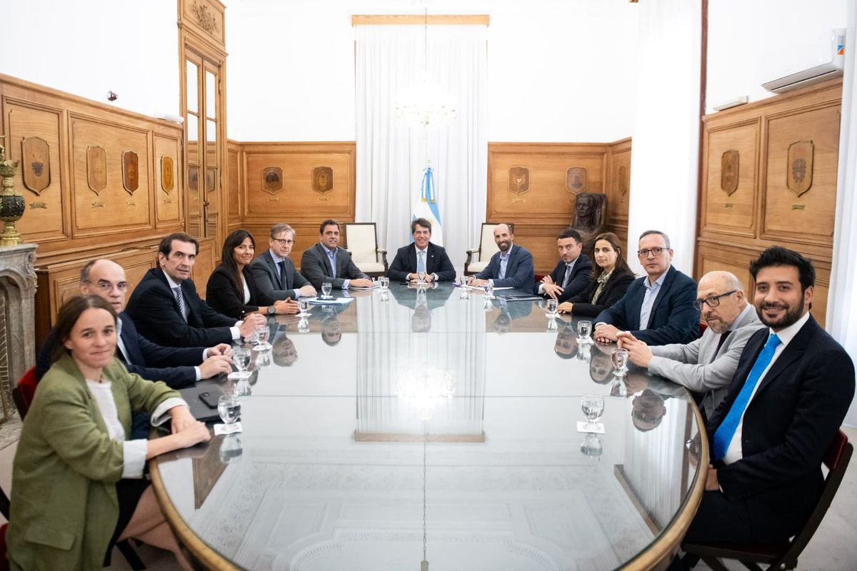 Pamela Verasay, de saco oscuro a la izquierda, junto con diputados y senadores de la UCR, en una reunión con el gobierno nacional.