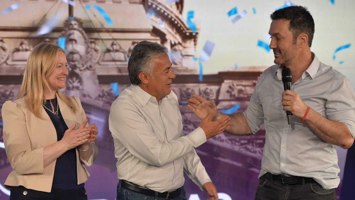 Alfredo Cornejo, acompa&ntilde;ado de su vice Hebe Casado, saluda a Luis Petri luego de confirmarse que la alianza ente La Libertad Avanza y Cambia Mendoza cosech&oacute; el 53% de los votos logrando quedarse con 4 de las 5 bancas que se disputaban en la C&aacute;mara de Diputados de la Naci&oacute;n.&nbsp;