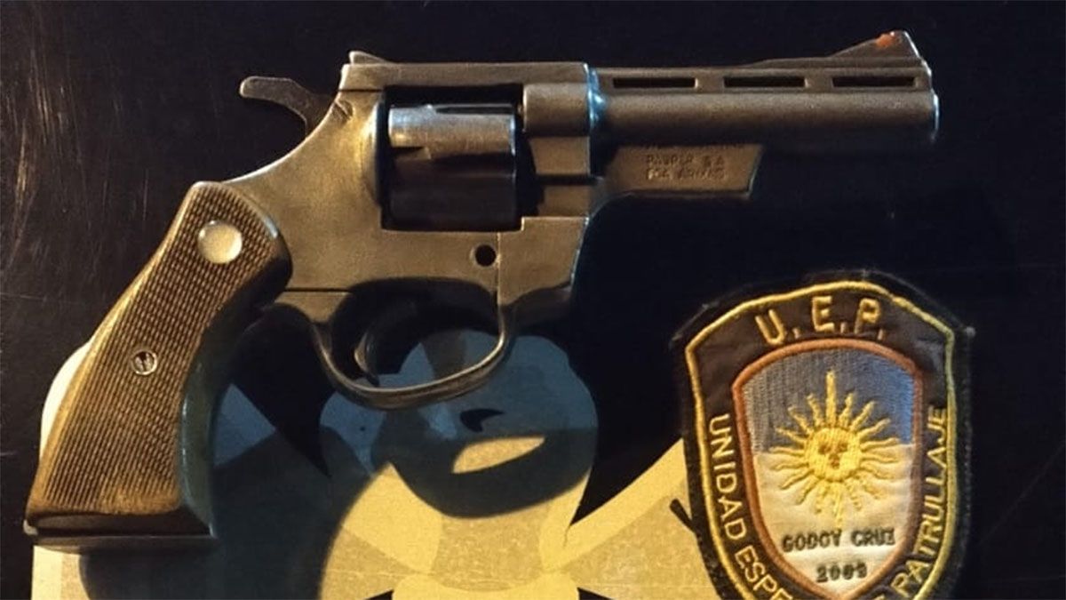 El revólver calibre 32 que estaba en el auto del sospechoso tras un tiroteo en el barrio Campo Pappa, en Godoy Cruz. El revólver calibre 32 que estaba en el auto del sospechoso tras un tiroteo en el barrio Campo Pappa, en Godoy Cruz.