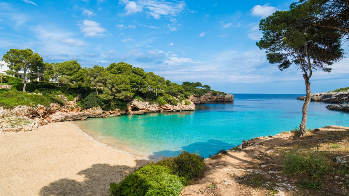 La playa más bonita de España con la cala más encantadora está en Palma de Mallorca.