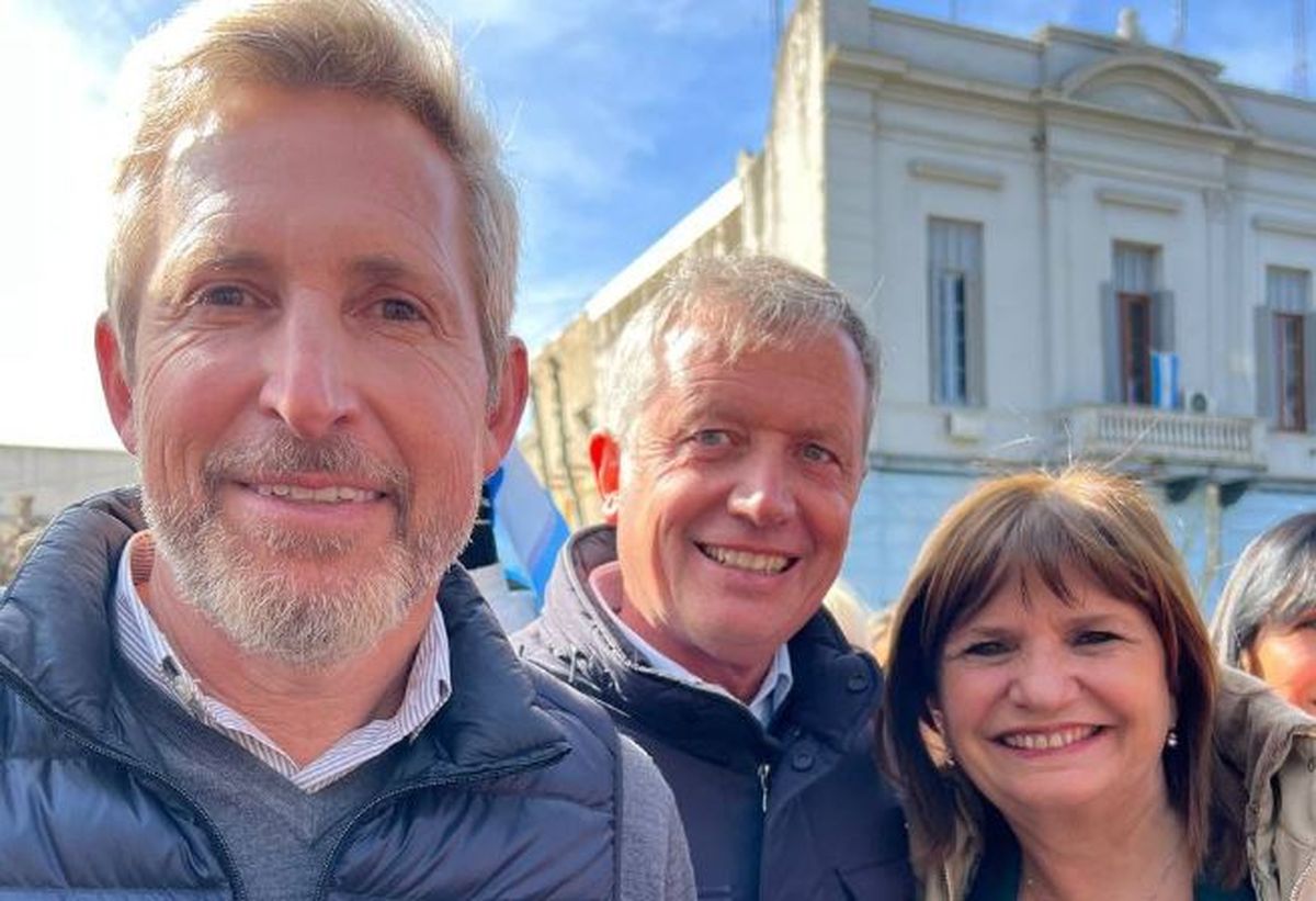 Bullrich de campaña en Entre Ríos con Rogelio Frigerio, candidato a gobernador. Bullrich de campaña en Entre Ríos con Rogelio Frigerio, candidato a gobernador.