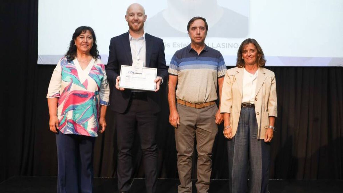 El intendente de Luján, Esteban Allasino, con el premio del CEM. El intendente de Luján, Esteban Allasino, con el premio del CEM.