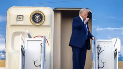 El presidente de Estados Unidos, Donald Trump, al bajar del actual avión Air Force One. Crédito: EFE/Cristóbal Herrera.