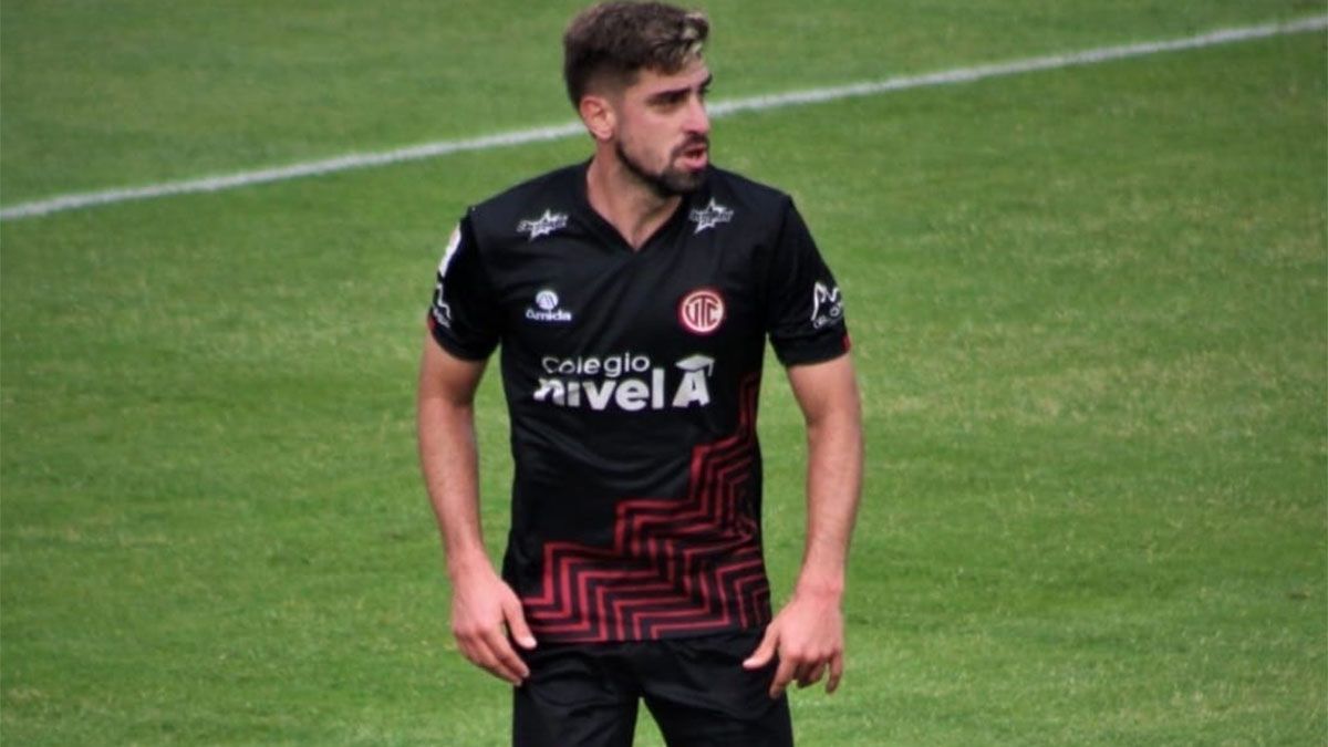 Nicolás Ortiz posa con la camiseta del Cajamarca de Perú.