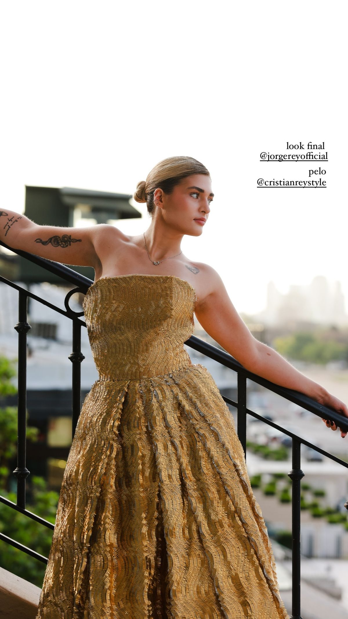 Desde la pasarela, Martita Fort confirma que es la reina del shiny ultra golden y paraliza la primavera.