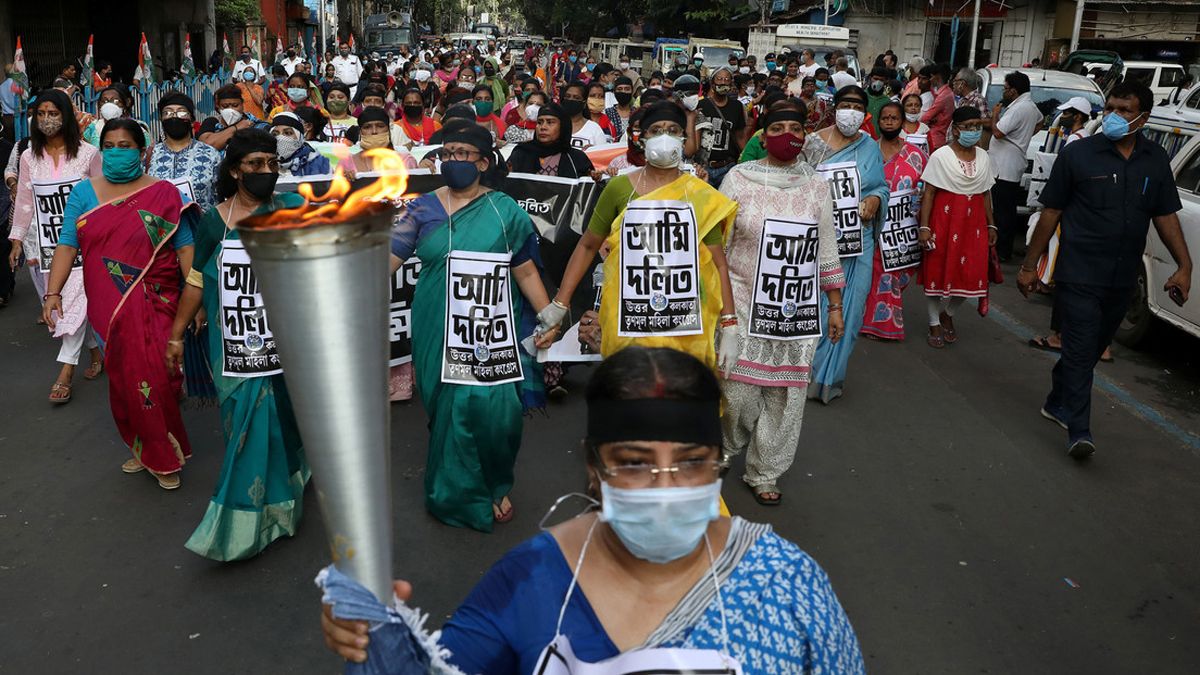 Mujeres gritan y muestran carteles durante una protesta por la muerte de una víctima de abuso sexual, en Calcuta, India.