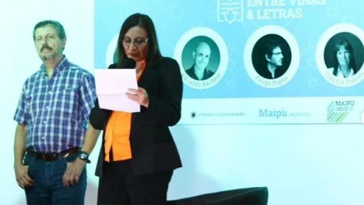 Los periodistas Andrés Gabrielli y Carina Scandura, ambos de Radio Nihuil, en Maipú.