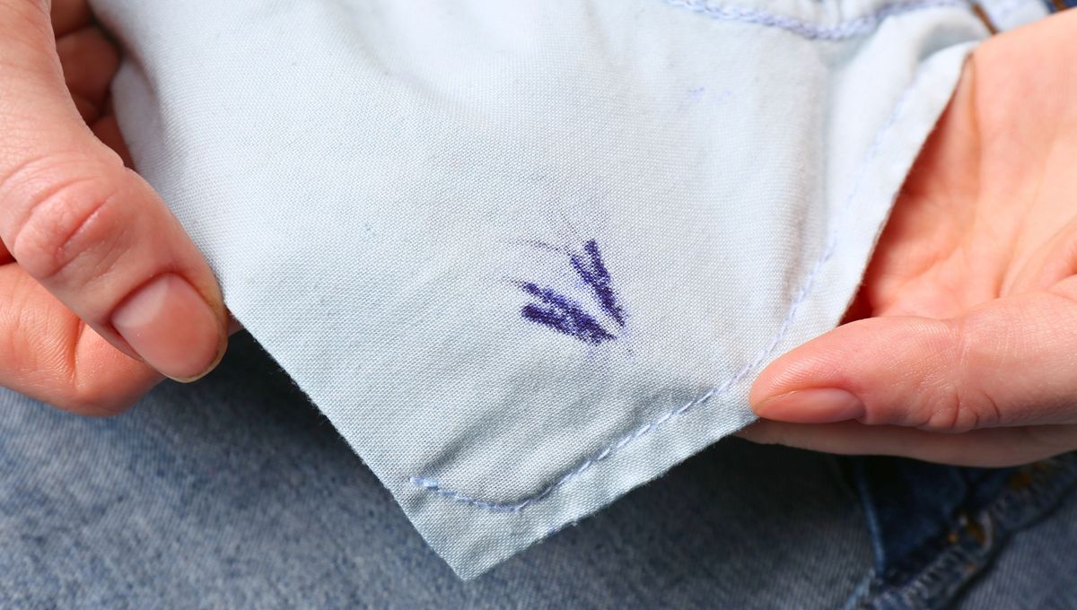 Las manchas de lapicera son muy firmes y complejas. No basta con un simple lavado para eliminarlas. Las manchas de lapicera son muy firmes y complejas. No basta con un simple lavado para eliminarlas. 